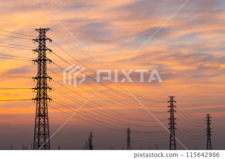 一排輸電塔和薄雲的夕陽天空 b-1 115642986
