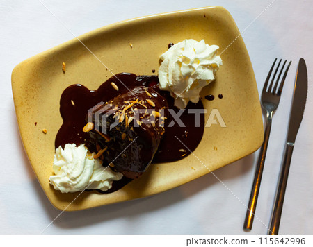 Molten chocolate cake 115642996