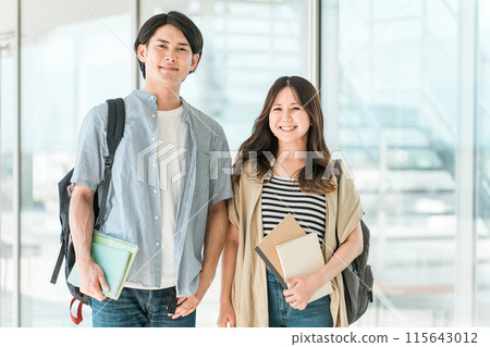 學生/大學男女帶課本/筆記本（校園生活/情人/情侶） 115643012