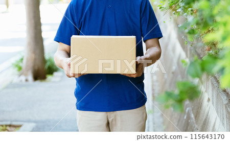 送貨員男性與行李 115643170