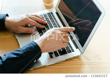 使用個人電腦的男人的手 使用個人電腦的男人的手 115643317