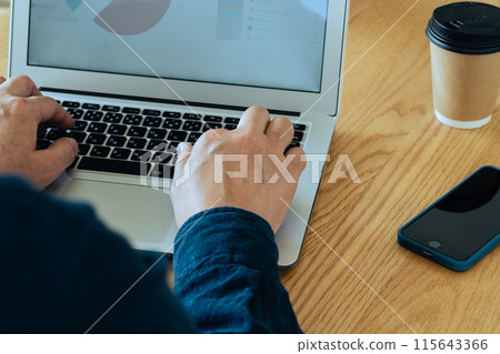 使用個人電腦的男人的手 115643366