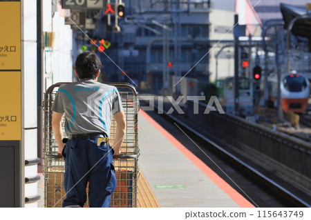 新幹線月台上搬運行李的車站工作人員 新幹線月台上搬運行李的車站工作人員 115643749