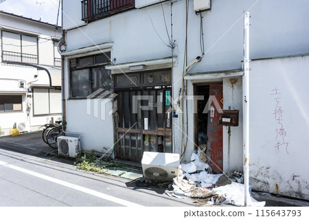 封閉式房屋、垃圾房、窗戶破碎的無人居住房屋、非法傾倒的獨居老人房、倒塌房屋 封閉式房屋、垃圾房、窗戶破碎的無人居住房屋、非法傾倒的獨居老人房、倒塌房屋 115643793