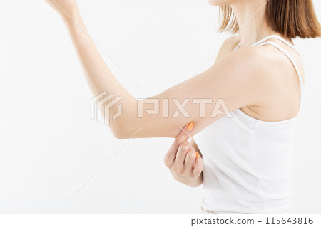 一個女人捏著她上臂的肉。 115643816