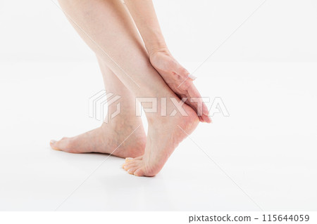 腳跟乾裂、皮膚乾燥 腳跟乾裂、皮膚乾燥 115644059