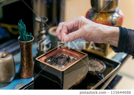 老婦人在佛壇前燒香 115644098