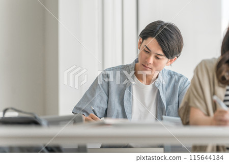 在大學和學校參加講座、課程和研討會的男女大學生和商人 115644184