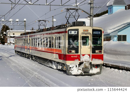 6050 series train running smoothly through the snowy Minamiaizu area 6050 series train running smoothly through the snowy Minamiaizu area 115644424