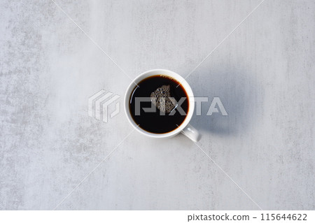 俯視一個裝滿現煮咖啡的杯子 115644622