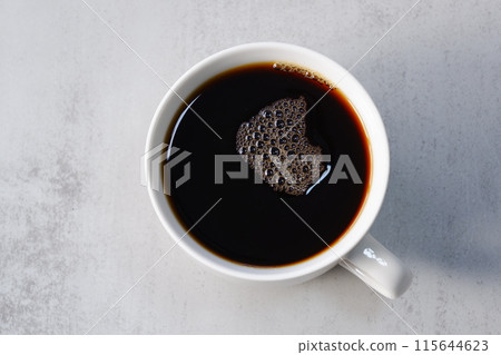 俯視一個裝滿現煮咖啡的杯子 俯視一個裝滿現煮咖啡的杯子 115644623