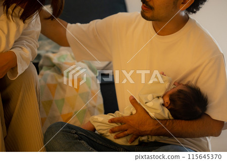 丈夫支持患有產後憂鬱症的妻子的照片 115645370