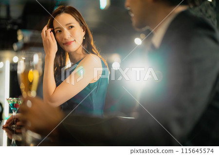 男人和女人在酒吧喝酒 115645574