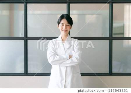 她的白色胳膊的一名婦女佩帶她的胳膊的 115645861
