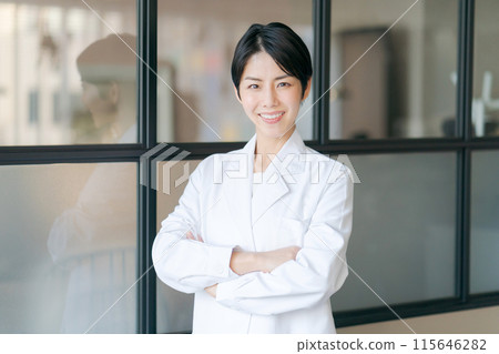 短髮白大褂女人 短髮白大褂女人 115646282