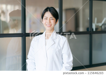 短髮白大褂女人 115646283