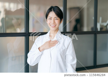 短髮白大褂女人 短髮白大褂女人 115646284