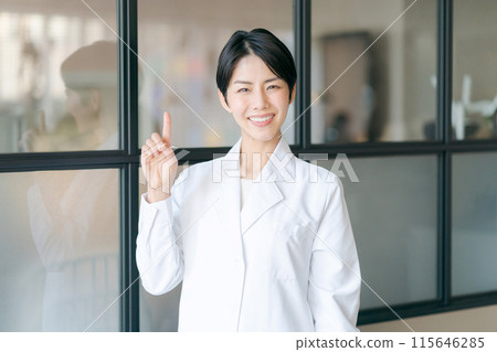 短髮白大褂女人 115646285