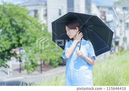 帶陽傘的女性（防紫外線、防曬霜、防紫外線、防中暑、防曬過敏、身體狀況不佳） 115646418
