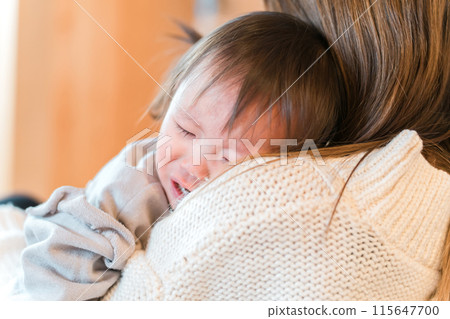 媽媽們、媽媽們、托兒所老師以及抱著並撫慰處於困難時期的女孩的保母。 115647700