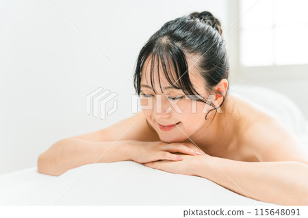 去美容院、水療中心和休閒沙龍的年輕女性、美容師和治療師 115648091