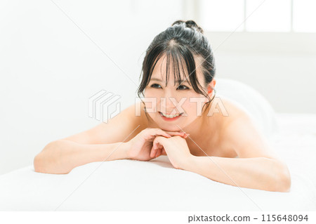 去美容院、水療中心和休閒沙龍的年輕女性、美容師和治療師 去美容院、水療中心和休閒沙龍的年輕女性、美容師和治療師 115648094