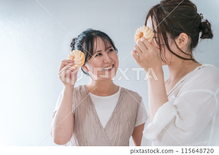 吃甜甜圈、糖果、零食和甜點的婦女 115648720