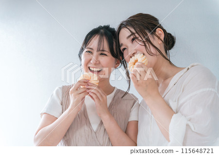 吃甜甜圈、糖果、零食和甜點的婦女 115648721