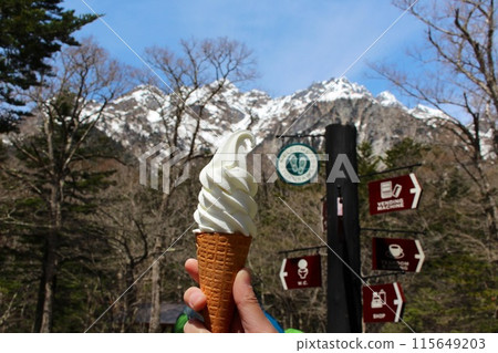 It's cold in Kamikochi but ice cream 115649203