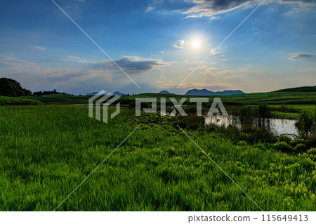 奈良縣和三重縣交界處的索尼高原的夜景，夕陽照耀著西邊的低高原② 115649413
