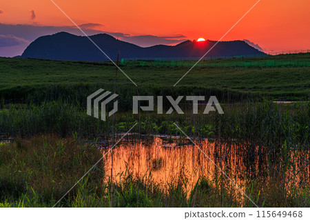 奈良縣和三重縣交界處的索尼高原的黃昏景色 夕陽接近山邊,高原變成金黃色⑲。 奈良縣和三重縣交界處的索尼高原的黃昏景色 夕陽接近山邊,高原變成金黃色⑲。 115649468