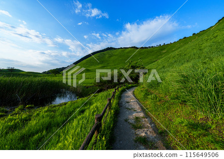 Evening view of the Soni Plateau on the border between Nara and Mie prefectures: the promenade at the southern end of Okame Pond and Mt. Evening view of the Soni Plateau on the border between Nara and Mie prefectures: the promenade at the southern end of Okame Pond and Mt. 115649506
