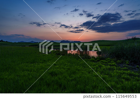 Evening scenery on the Soni Plateau on the border between Nara and Mie prefectures: the sun setting while painting the western sky in sunset colors⑧ 115649553