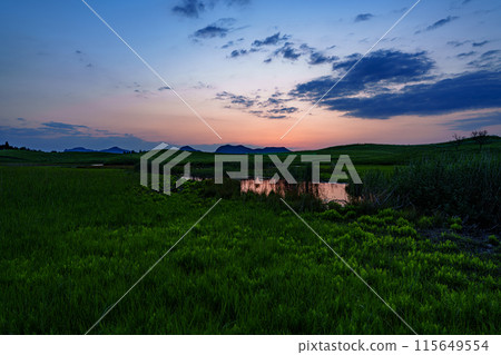 Evening view of the Soni Plateau on the border between Nara and Mie prefectures. The sun sets, painting the western sky in sunset colors. 115649554