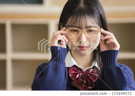 教室裡戴眼鏡的高中女孩 115649572