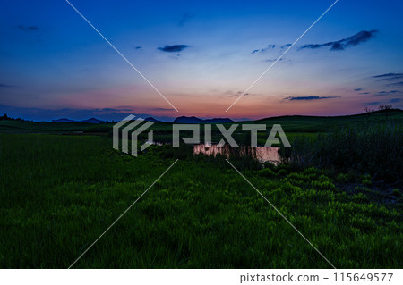 奈良縣和三重縣交界處的索尼高原的夜景 夕陽將西邊的天空染成了晚霞⑯。 奈良縣和三重縣交界處的索尼高原的夜景 夕陽將西邊的天空染成了晚霞⑯。 115649577