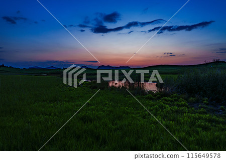 奈良縣和三重縣交界處的索尼高原的傍晚景色,夕陽的餘輝殘留在西邊的天空中①。 奈良縣和三重縣交界處的索尼高原的傍晚景色,夕陽的餘輝殘留在西邊的天空中①。 115649578