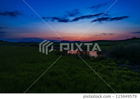 奈良縣和三重縣交界處的索尼高原的傍晚景色,夕陽的餘輝殘留在西邊的天空中②。 奈良縣和三重縣交界處的索尼高原的傍晚景色,夕陽的餘輝殘留在西邊的天空中②。 115649579
