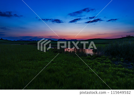 Evening scenery on the Soni Plateau on the border between Nara and Mie prefectures. The plateau is dark as dusk approaches, leaving the afterglow of the sunset in the western sky. 115649582