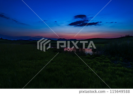 Evening scenery of the Soni Plateau on the border between Nara and Mie prefectures. The plateau is dark as dusk approaches, leaving the afterglow of the sunset in the western sky. 115649588