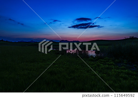 Evening scenery on the Soni Plateau on the border between Nara and Mie prefectures. The plateau is dark as dusk approaches, leaving the afterglow of the sunset in the western sky. 115649592