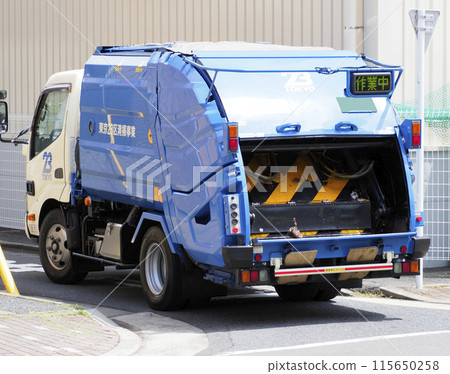 Garbage truck 115650258