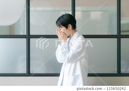 短髮白大褂女人 115650262