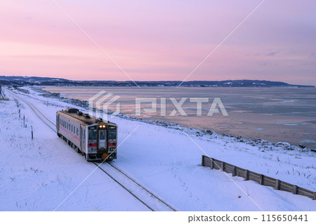 網走列車在流冰海中行駛 網走列車在流冰海中行駛 115650441