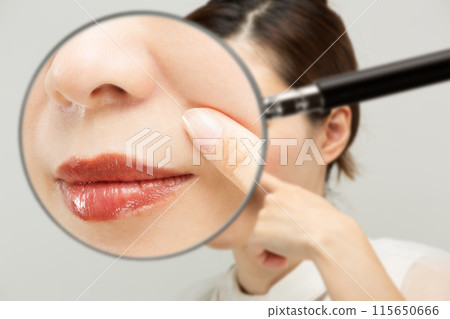 Enlarge the nasolabial fold with a loupe. .. Enlarge the nasolabial fold with a loupe. .. 115650666