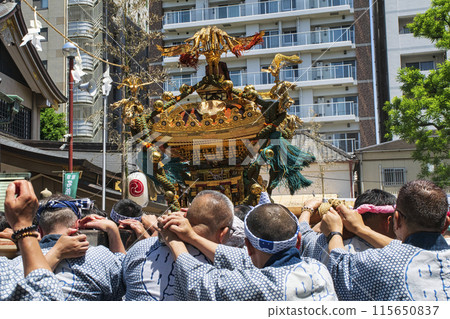 淺草三社祭 神越神轎東行町 神轎連吾東行 淺草神社參拜殿前 淺草三社祭 神越神轎東行町 神轎連吾東行 淺草神社參拜殿前 115650837