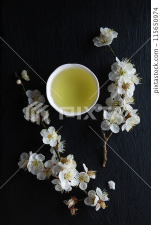 Green tea and white flowers 115650974