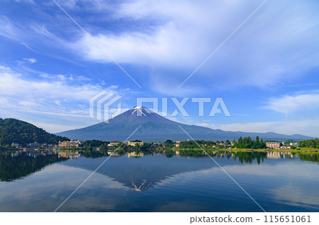 初夏的晴空、倒立的富士山、河口湖 115651061