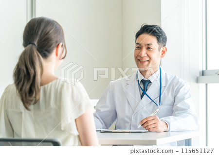Doctors, doctors, male and female doctors who perform examinations, medical examinations, interviews, and counseling 115651127