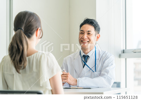 Doctors, doctors, male and female doctors who perform examinations, medical examinations, interviews, and counseling Doctors, doctors, male and female doctors who perform examinations, medical examinations, interviews, and counseling 115651128